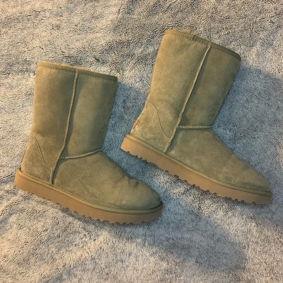 ✨ SOLD ✨ Ugg Classic Short II - Women’s Size 9 - Picture 3 of 5